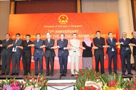 Thứ trưởng Bộ Ngoại giao Việt Nam Lê Hoài Trung, Đại sứ Việt Nam tại Singapore Nguyễn Tiến Minh và đại diện các nước ASEAN tại lễ kỷ niệm. (Ảnh Xuân Vịnh/TTXVN)