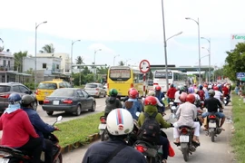 Lượng xe từ Thành phố Hồ Chí Minh về Bến Tre qua Trạm thu phí cầu Rạch Miễu rất đông so với chiều ngược lại. (Ảnh: Trần Thị Thu Hiền/TTXVN)