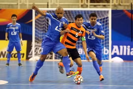 Pha tranh bóng giữa cầu thủ hai đội câu lạc bộ Thái Sơn Nam FC (Việt Nam, áo xanh) với câu lạc bộ FC EREM (Kyrgyzstan, áo cam). (Ảnh: Mạnh Linh/TTXVN)