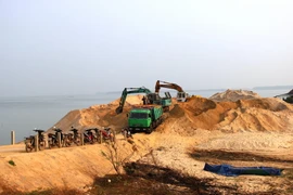 Một bãi tập kết cát trong hồ Dầu Tiếng. (Ảnh: Lê Đức Hoảnh/TTXVN)