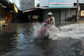 Nước ngập sâu trên đường phố Thành phố Hồ Chí Minh do triều cường. (Ảnh: Mạnh Linh/TTXVN)