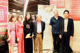 Đạo diễn Nguyễn Hoàng Điệp chụp ảnh lưu niệm cùng đại diện Đại sứ quán Việt Nam tại Israel. (Ảnh: Việt Thắng/Vietnam+)