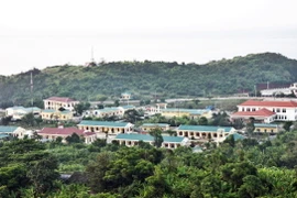 Một góc khu trung tâm huyện đảo Cồn Cỏ. (Ảnh: Hồ Cầu/TTXVN)