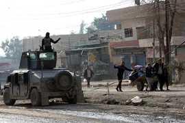 Binh sỹ Iraq vẫy chào người dân tại một khu vực ở Mosul ngày 8/1. (Nguồn: EPA/TTXVN)