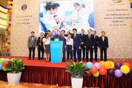 Các đại biểu bấm nút khai trương Hệ thống quản lý thông tin tiêm chủng quốc gia. (Ảnh: Thành Đạt/TTXVN)