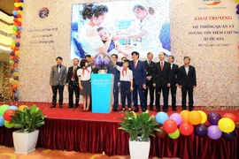 Các đại biểu bấm nút khai trương Hệ thống quản lý thông tin tiêm chủng quốc gia. (Ảnh: Thành Đạt/TTXVN)