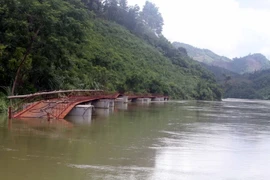 Cầu phao Bắc Danh sau khi bị đứt cáp. (Ảnh Quang Đán/TTXVN)