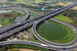Đường cao tốc Thành phố Hồ Chí Minh-Trung Lương đoạn qua Tân An (Long An). (Ảnh: Hoàng Hải/TTXVN)