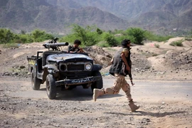 Các lực lượng Chính phủ Yemen trong chiến dịch truy quét phiến quân Houthi ở tỉnh Taez ngày 19/5. (Nguồn: AFP/TTXVN)