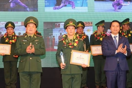 Trung tướng Hoàng Xuân Chiến, Ủy viên Trung ương Đảng, Tư lệnh Bộ đội Biên phòng trao Bằng khen và phần thưởng cho các Gương mặt trẻ tiêu biểu. (Ảnh: Trọng Đức/TTXVN)