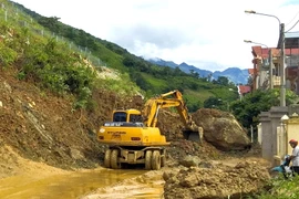 Đơn vị thi công nỗ lực khắc phục sự cố sạt lở tại Km97+00 Quốc lộ 12 (đoạn thuộc địa phận thị xã Mường Lay, tỉnh Điện Biên). (Ảnh: Xuân Tư/TTXVN)