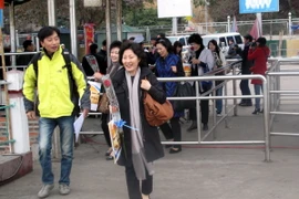 Khách xuống tàu đi thăm quan vịnh Hạ Long. (Ảnh: Đinh Mạnh Tú/TTXVN)