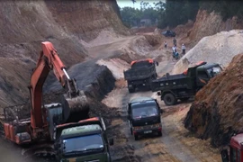 Hoạt động khai thác than trái phép diễn ra công khai ở xã Hợp Thắng, huyện Triệu Sơn. (Ảnh: Quang Ngọc/Vietnam+)