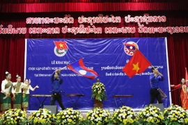 Văn nghệ chào mừng lễ khai mạc Gặp gỡ hữu nghị thanh niên Việt Nam-Lào năm 2016. (Ảnh: Phạm Kiên/TTXVN)