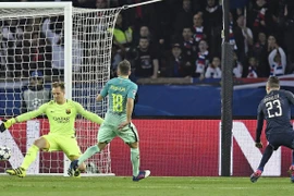 Tiền vệ trẻ người Đức Julian Draxler (số 23) ghi bàn vào lưới Barcelona.