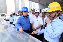 Bộ trưởng Bộ Tài nguyên và Môi trường Trần Hồng Hà kiểm tra tại Công ty FHS. (Ảnh Công Tường/TTXVN)
