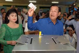 Chủ tịch CPP, Thủ tướng Campuchia Samdech Techo Hun Sen tại điểm bầu cử ở Kandal ngày 4/6. (Nguồn: AFP/TTXVN)