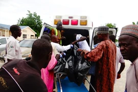 Chuyển nạn nhân trong vụ tấn công tới bệnh viện ở Maiduguri, đông bắc Nigeria ngày 29/7. (Nguồn: AFP/TTXVN)