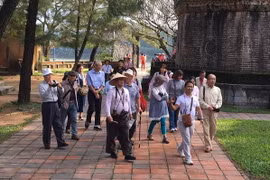 Khách du lịch Nhật Bản tham qua chùa Thiên Mụ, địa điểm du lịch nổi tiếng của thành phố Huế. (Ảnh: Quốc Việt/TTXVN)