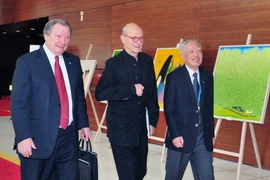 Nguyên Phó Thủ tướng Vũ Khoan cùng đại biểu các nền kinh tế APEC tham dự đối thoại APEC. (Ảnh: Nguyễn Khang/TTXVN)