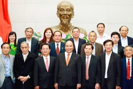 Thủ tướng Nguyễn Xuân Phúc với đoàn cán bộ, nguyên cán bộ lãnh đạo tỉnh Quảng Ngãi. (Ảnh: Thống Nhất/TTXVN)