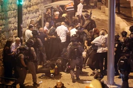 Lực lượng bảo vệ biên giới Israel giải tán các tín đồ Hồi giáo Palestine tại lối vào đền thờ Hồi giáo Al-Aqsa ở Jerusalem ngày 22/7. (Nguồn: AFP/ TTXVN)