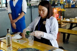 Đoàn kiểm tra an toàn thực phẩm và rượu tại một nhà hàng kinh doanh ăn uống ở quận Hai Bà Trưng, Hà Nội sáng 14/3. (Ảnh: Dương Ngọc/TTXVN)