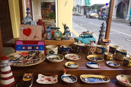 Một cửa hàng đồ lưu niệm xinh xắn trong khu phố cổ của Phuket. (Ảnh:PV/Vietnam+)
