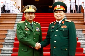 Đại tướng, Bộ trưởng Bộ Quốc phòng Ngô Xuân Lịch (bên phải) đón Thống tướng Min Aung Hlaing. (Ảnh: An Đăng/TTXVN)