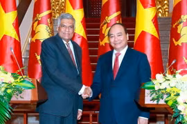 Thủ tướng Nguyễn Xuân Phúc và Thủ tướng Sri Lanka Ranil Wickremesinghe gặp gỡ phóng viên báo chí sau hội đàm và lễ ký kết. (Ảnh: Thống Nhất/TTXVN)