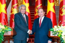 Thủ tướng Nguyễn Xuân Phúc và Thủ tướng Sri Lanka Ranil Wickremesinghe gặp gỡ phóng viên báo chí sau hội đàm và lễ ký kết. (Ảnh: Thống Nhất/TTXVN)