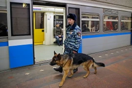 Cảnh sát gác tại nhà ga tàu điện ngầm Ploschad Revolyutsii ở thủ đô Moskva sau vụ tấn công khủng bố ở St.Petersburg, ngày 5/4. (Nguồn: EPA/ TTXVN)