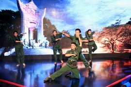 Tiết mục nghệ thuật của chương trình. (Ảnh: An Đăng/TTXVN)