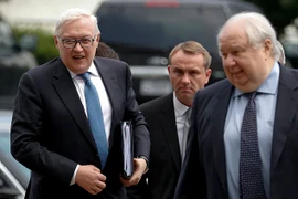 Thứ trưởng Ngoại giao Nga Sergei Ryabkov (trái) đến Washington đàm phán tháo gỡ căng thẳng ngoại giao với Mỹ. (Nguồn: AP)
