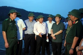 Phó Thủ tướng Trịnh Đình Dũng kiểm tra công tác phòng chống bão số 10 tại Cảng Cửa Lò (Nghệ An). (Ảnh: Tá Chuyên/TTXVN)