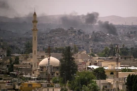 Khói bốc lên từ khu vực đền al-Oula trong khi lực lượng chống khủng bố Iraq tiến về phía thành phố Mosul ngày 8/7. (Nguồn: AFP/TTXVN)