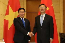 Phó Thủ tướng, Bộ trưởng Bộ Ngoại giao Phạm Bình Minh và Ủy viên Quốc vụ Trung Quốc Dương Khiết Trì tại cuộc họp. (Ảnh: Lương Tuấn/TTXVN)