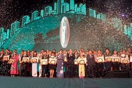 Ông Nguyễn Thiện Nhân trao giải thưởng cho các tổ chức, cá nhân có thành tích trong lĩnh vực môi trường. (Ảnh: Đòan Mạnh Dương/TTXVN)