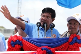 Thủ tướng Campuchia Samdech Techo Hun Sen (giữa) tại cuộc vận động tranh cử ở Phnom Penh ngày 2/6. (Nguồn: THX/TTXVN)