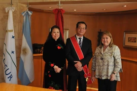 Ngoại trưởng Susana Malcorra và Đại sứ Nguyễn Đình Thao cùng phu nhân tại lễ trao Huân chương tháng Năm. (Ảnh: Diệu Hương/Vietnam+)