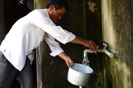 Mặc dù nguồn nước sinh hoạt bị nhiễm asen cao gấp nhiều lần tiêu chuẩn cho phép nhưng người dân Đức Xuyên vẫn phải sử dụng cho sinh hoạt hàng ngày. (Ảnh: Hưng Thịnh/Vietnam+)