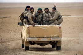 Lực lượng dân chủ Syria trong đợt giao tranh với Tổ chức nhà nước Hồi giáo (IS) tự xưng ở làng Bir Fawaz ngày 8/2. (Nguồn: AFP/TTXVN)