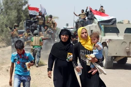 Người dân Iraq chạy lánh chiến sự gần làng al-Sejar, tỉnh Anbar ngày 27/5/2016. (Nguồn: AFP/ TTXVN)