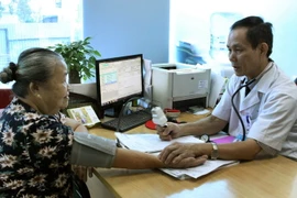 Khám, tư vấn sức khỏe cho người cao tuổi. (Ảnh: Dương Ngọc/TTXVN)