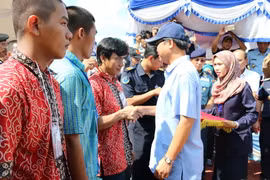Đại sứ Việt Nam tại Indonesia Hoàng Anh Tuấn thăm hỏi các ngư dân tại buổi lễ trao trả ở Indonesia. (Ảnh: Đỗ Quyên/TTXVN)