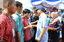 Đại sứ Việt Nam tại Indonesia Hoàng Anh Tuấn thăm hỏi các ngư dân tại buổi lễ trao trả ở Indonesia. (Ảnh: Đỗ Quyên/TTXVN)