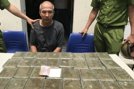 Đối tượng Ngô Trắc Hiệp và số tang vật ma túy bị bắt. (Nguồn: TTXVN)