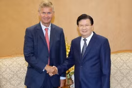 Phó Thủ tướng Trịnh Đình Dũng tiếp ông Erik Solheim, Giám đốc Điều hành Chương trình Môi trường Liên hợp quốc (UNEP). (Ảnh: Doãn Tấn/TTXVN)