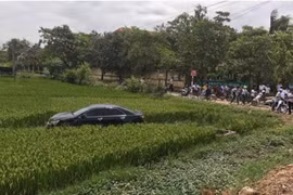 "Xế hộp" mất lái đâm chết ba học sinh và làm bị thương bốn người
