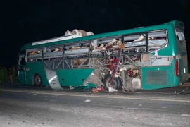 Hiện trường vụ nổ xe khách. (Ảnh: Thái Hùng/TTXVN)